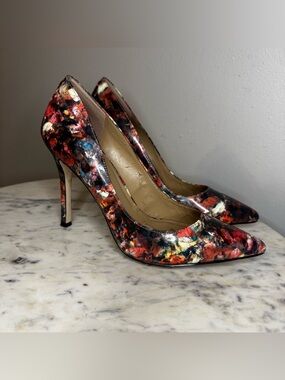 BCBG Generation Heels Size 7.5 M
Vegan Patent Leather floral shoes pointed toe